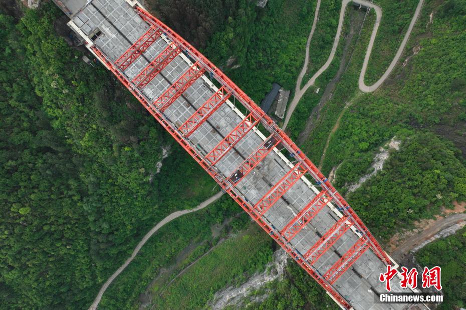 上空から撮影した建設中の馬場河特大橋　貴州省