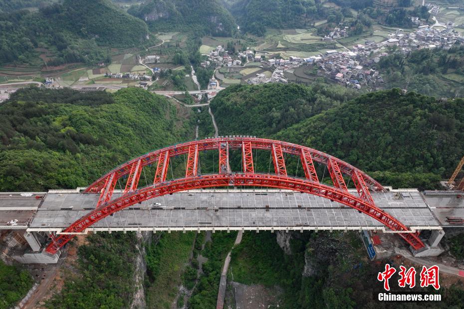 上空から撮影した建設中の馬場河特大橋　貴州省
