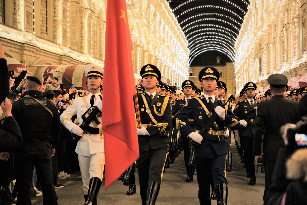 軍事パレードのリハーサルに参加する中国人民解放軍儀仗司礼大隊（撮影・于子恒）