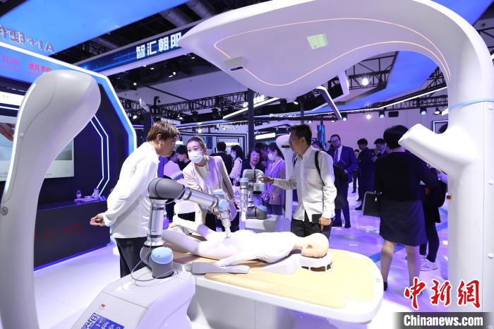 来場者の注目を浴びるデジタル中医学経絡調整ロボット。 撮影・王紫儒