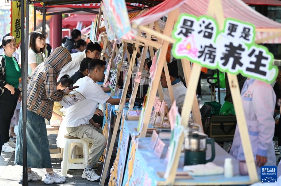 イベント会場で問診を受ける市民（5月11日撮影・李然）。
