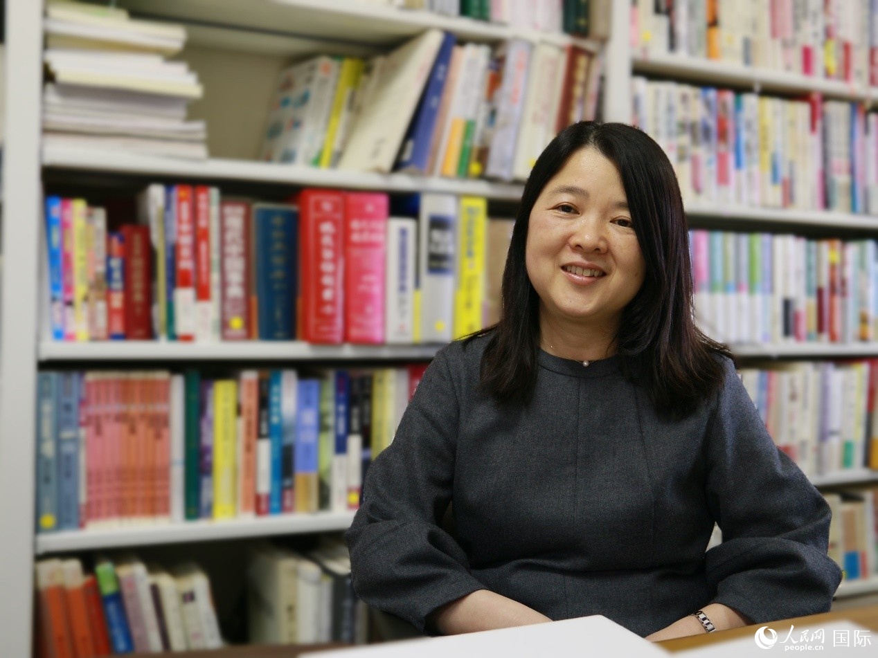 人民網の取材に応じる明海大学外国語学部中国語学科の河村教授（撮影・許可）。