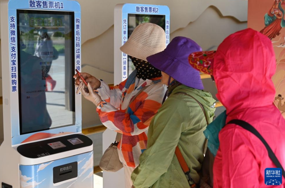 砂漠ラクダ乗り体験のデジタルシステムが稼働開始　甘粛省敦煌
