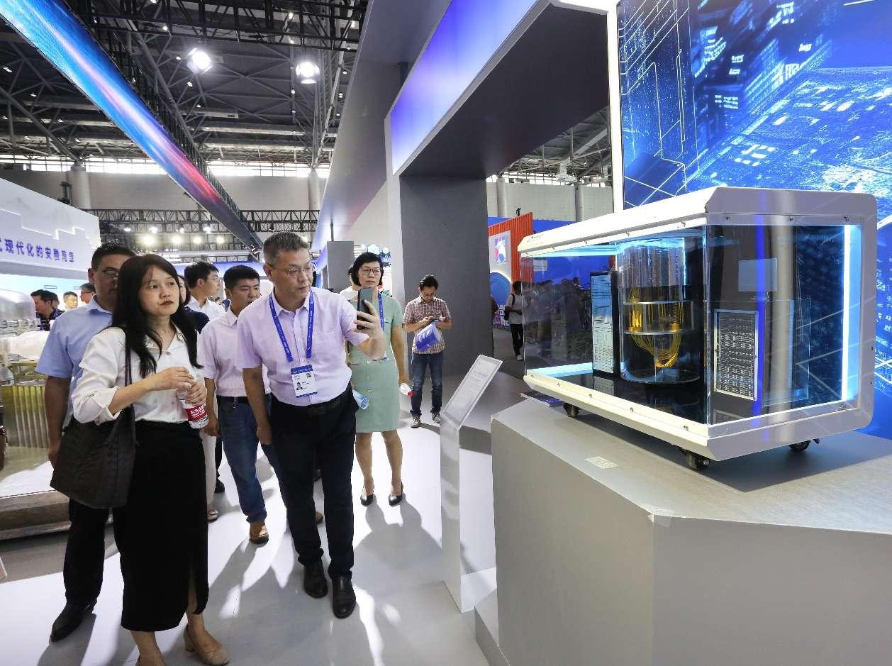 安徽省合肥市の2024世界製造業大会展示館内で2024年9月20日、超伝導量子コンピューター「本源悟空」の模型を見学する来場者。撮影・王玉実（人民図片）