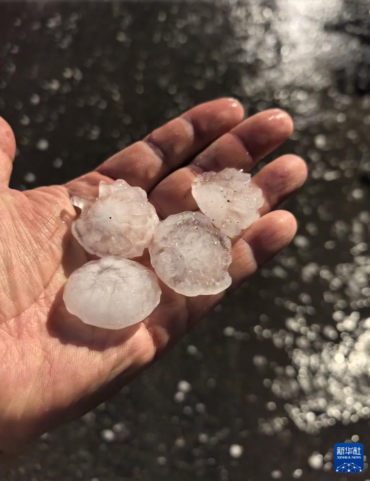 北京で雹が降る悪天候に