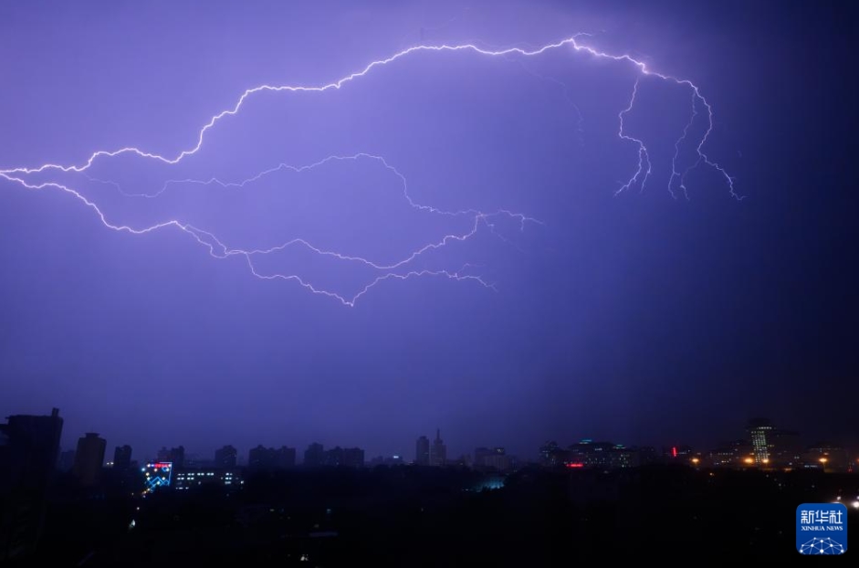 北京で雹が降る悪天候に