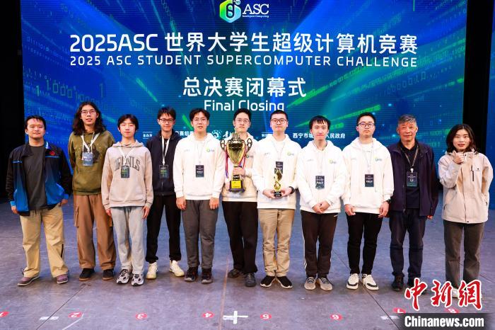 14日夜、世界大学生スーパーコンピュータ大会「ASC 2025」の決勝戦で優勝した上海交通大学。撮影・薛蒂