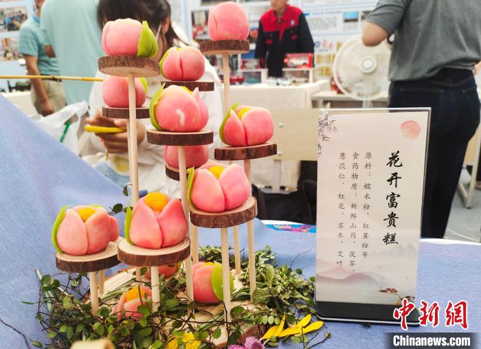 職業学校の教員・学生が小麦粉などで作った本物そっくりの野菜や果物　広西
