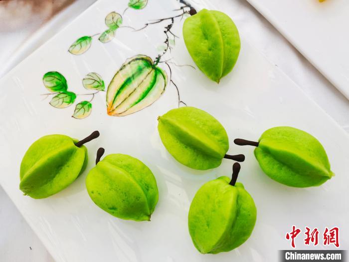職業学校の教員・学生が小麦粉などで作った本物そっくりの野菜や果物　広西