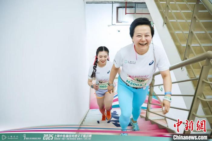 5月18日、上海タワーの階段を駆け上がる第2回上海タワー・タワーランニング・ウーマンチャレンジの参加者（写真提供・上海タワー) 。