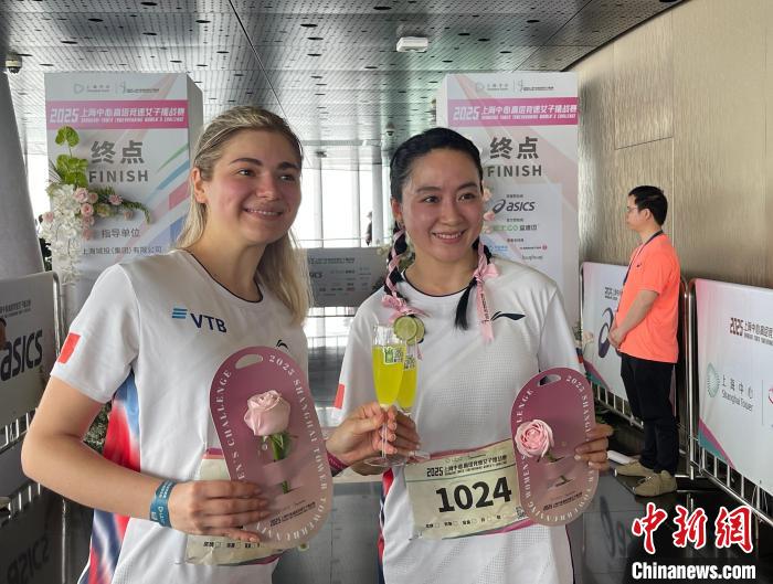 5月18日、上海タワータワーランニングウーマンチャレンジに参加した外国人女性ランナー（撮影・鄭瑩瑩）。