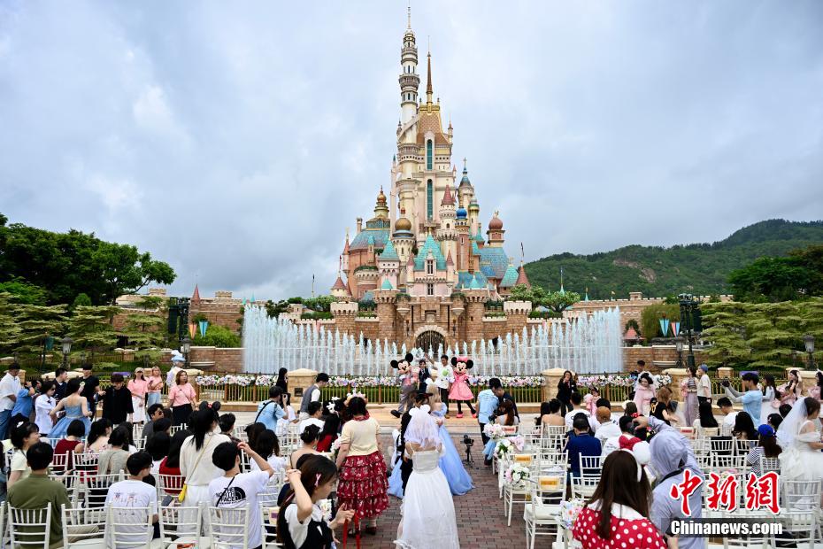 香港ディズニーでロマンチックな「520」イベント　52組がセレモニー参加
