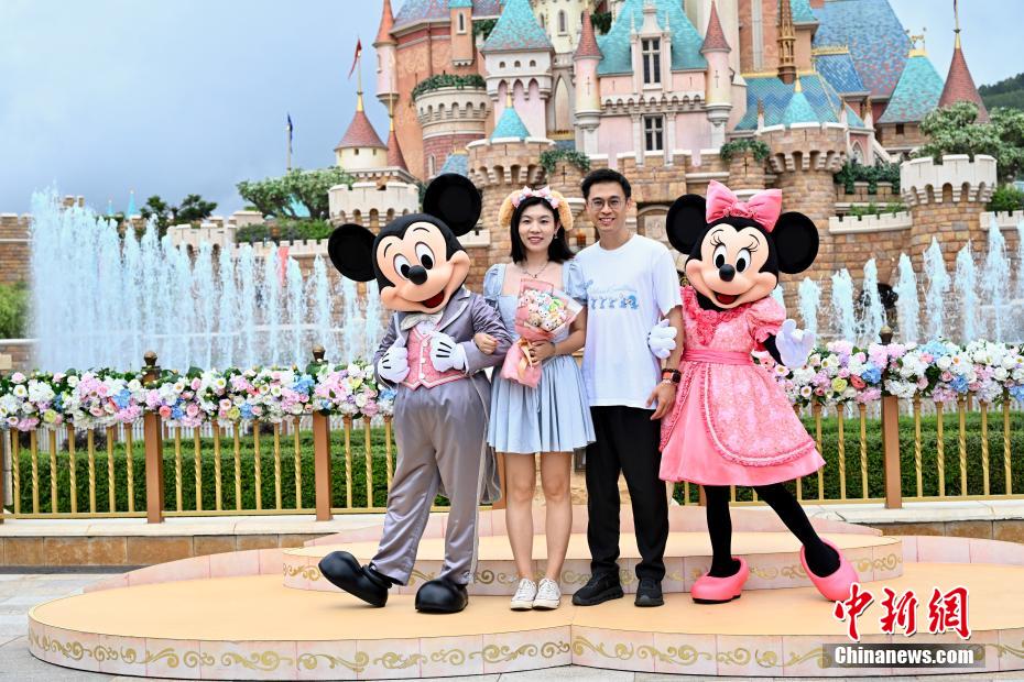 香港ディズニーでロマンチックな「520」イベント　52組がセレモニー参加