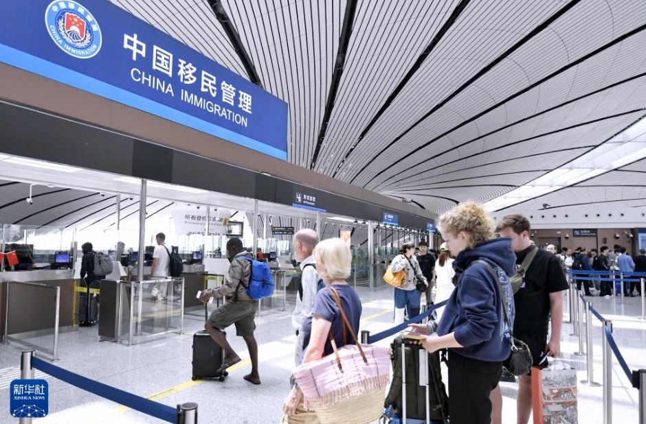 外国人旅客で賑わう北京大興空港