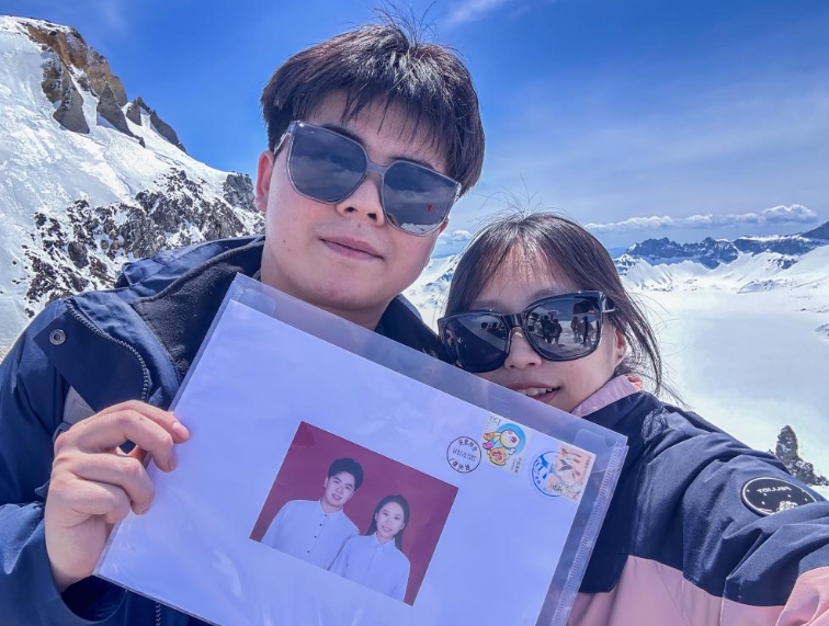 吉林省の長白山で記念写真を撮影する「ハネムーン」中の梁森さん（写真左）と王銘憶さん（写真提供・取材対象者）。
