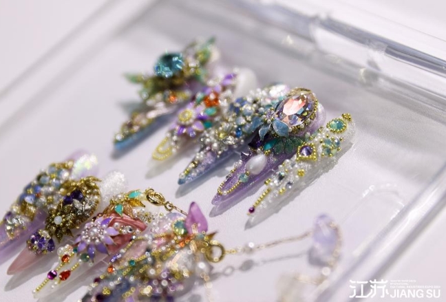 ネイルチップ（写真提供・江蘇東海水晶産業発展集団有限公司）。