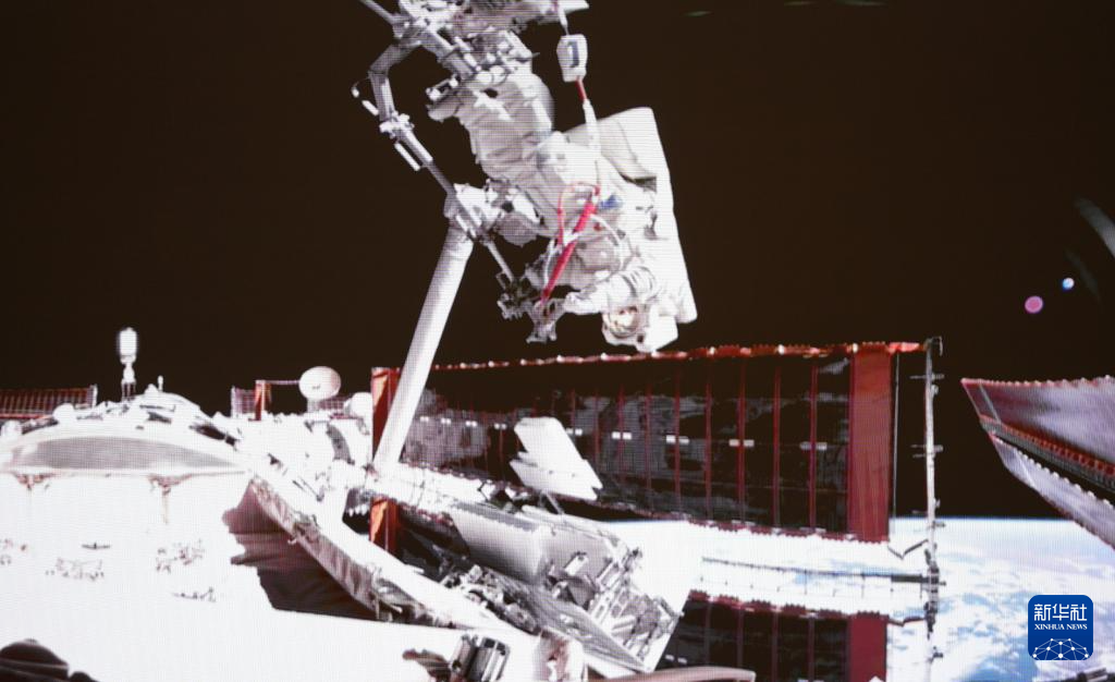 有人宇宙船「神舟20号」の宇宙飛行士 、初の船外活動を無事完了