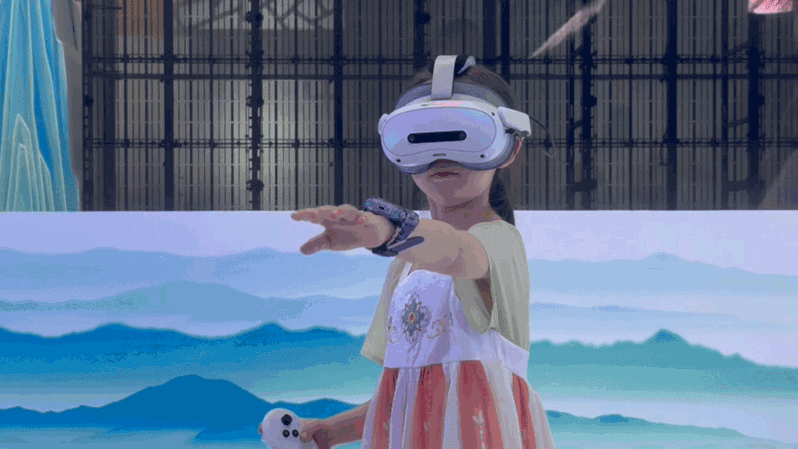 VRゴーグルを体験する女の子（撮影・任峰涛）。
