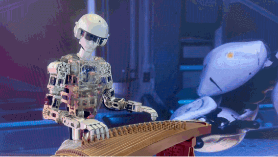 古筝を演奏する人型ロボット（撮影・任峰涛）。