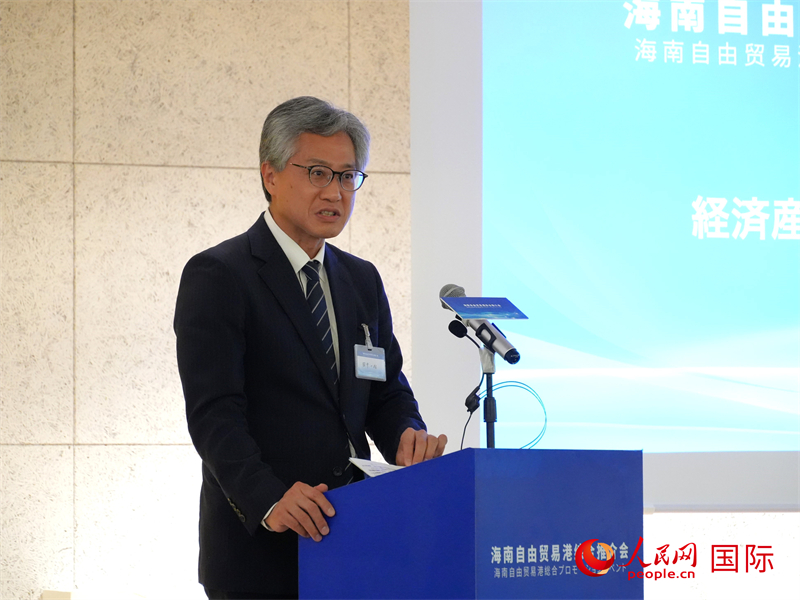 挨拶する日本経済産業省・通商政策局の田中一成審議官（撮影・許可）。