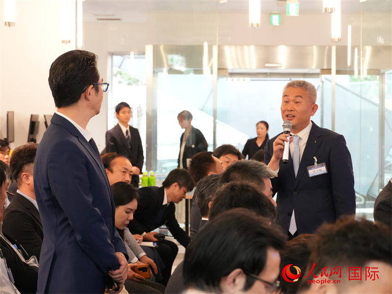 海南省の代表団と積極的に交流する企業の代表者（撮影・許可）。