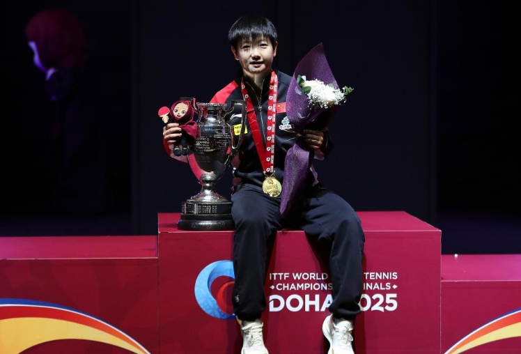 表彰台で記念写真を撮影する女子シングルスで優勝した中国の孫穎莎選手（撮影・王東震）。