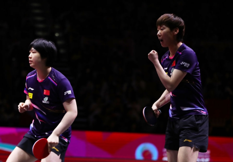 試合中にガッツポーズする王曼昱選手（写真右）と蒯曼選手（撮影・王東震）。