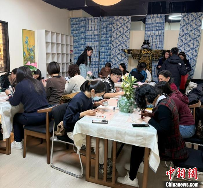 2025年3月、天津市の手作り体験店で貝殻細工のブローチを作る体験者（撮影・張芸歓）。