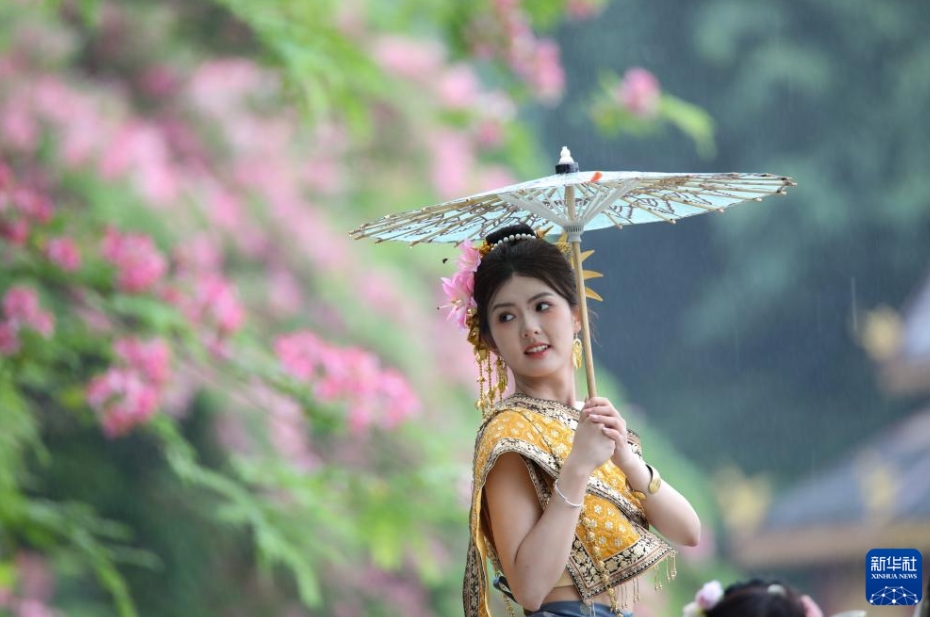 中国各地で初夏の美しさを満喫する人々