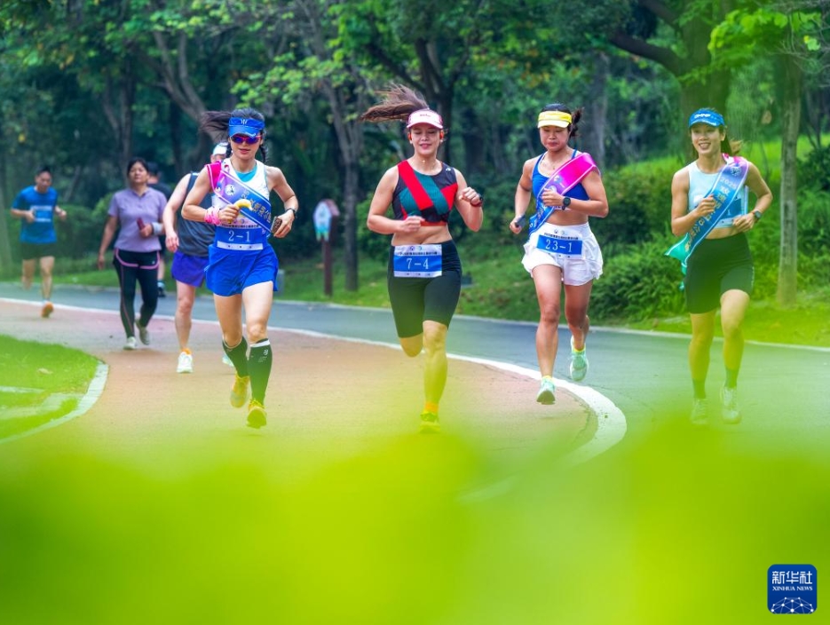 中国各地で初夏の美しさを満喫する人々