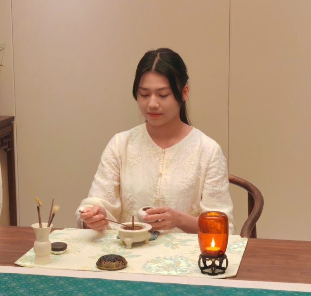 東莞市にある中国（寮歩）沈香文化博物館で、香道の実演を行う香道師（撮影・寧玉瑛）。
