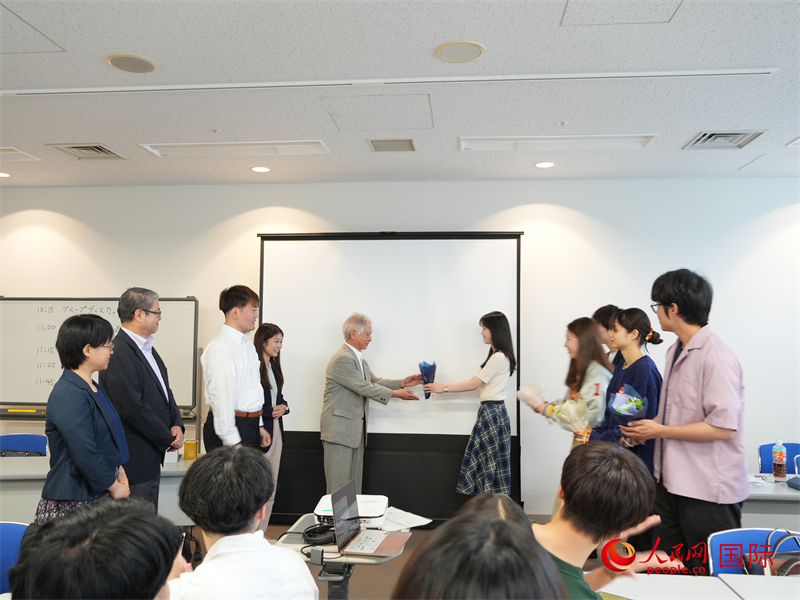 東京都日中友好協会の成員に花束を贈って感謝を表す訪中団代表（撮影・許可）。