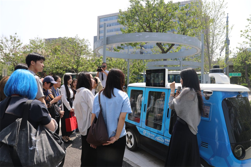 北京市高度自動運転モデルエリアを見学する訪中団（写真提供・北京市人民対外友好協会）。