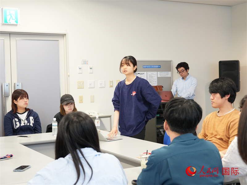 見聞きしたことや感じたことを語り合う日本の青年（撮影・許可）。