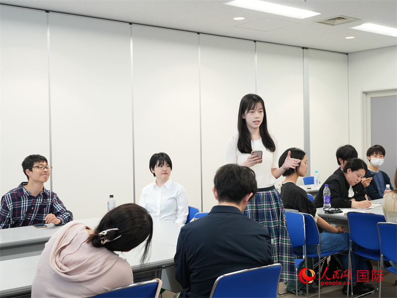 中国で見聞きしたことや感じたことを語り合う日本の青年（撮影・許可）。