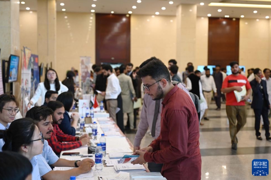 5月27日、パキスタンの首都イスラマバードで開催された中国資本企業による大学卒業生向け就職説明会に参加した人々。