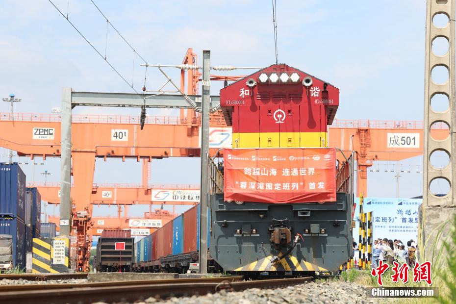 四川省成都市青白江区にある成都国際鉄道港の中鉄聯集成都センター駅を出発する「成都-深圳-香港定期コンテナ列車」の初発列車（5月28日撮影・張浪）。