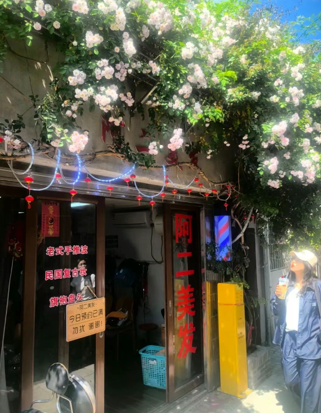 畢建敏さんと畢建萍さんが経営する美容院「阿二美髪」。