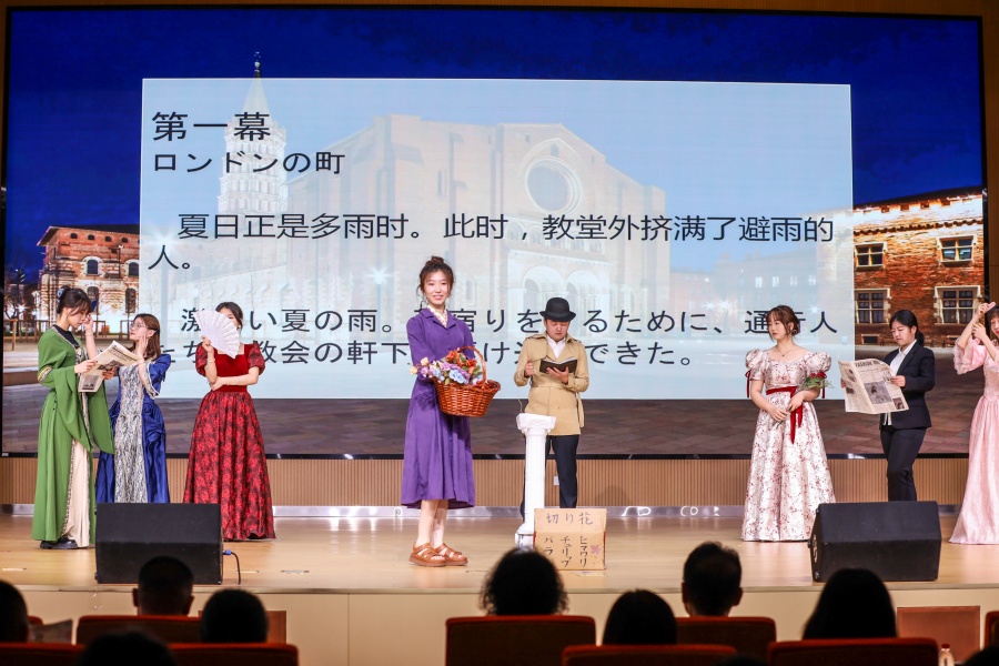 大学院通訳コース一年生の作品「マイ・フェア・レディ」（写真提供・北京第二外国語学院）
