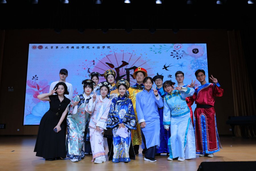 大学院一年生の作品「宮廷の諍い女」（写真提供・北京第二外国語学院）