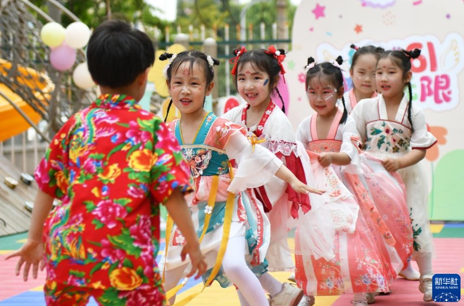 山東省煙台市福山区にある城西幼稚園で、ゲームを楽しむ園児（5月29日撮影・孫文潭）。