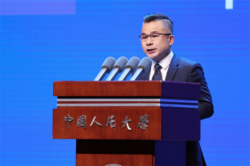 挨拶する中国人民大学の鄭新業副学長（写真提供・主催者）。
