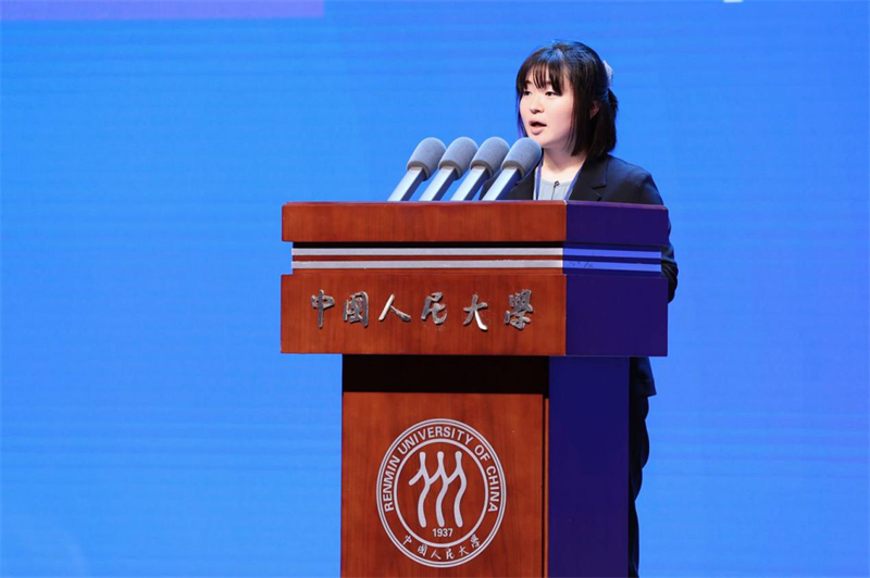 スピーチを行う日本の青年代表・吉田彩乃さん（写真提供・主催者）。