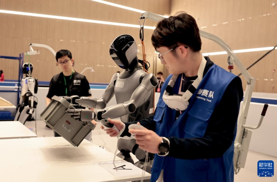 生産現場シーンでの資材箱運搬競技に参加したロボット（5月29日撮影・方喆）。