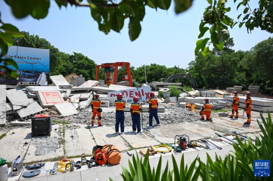 北京にある国家地震緊急救援訓練基地で、地震捜索救助演習を行う中国救援隊（5月28日撮影・金良快）。