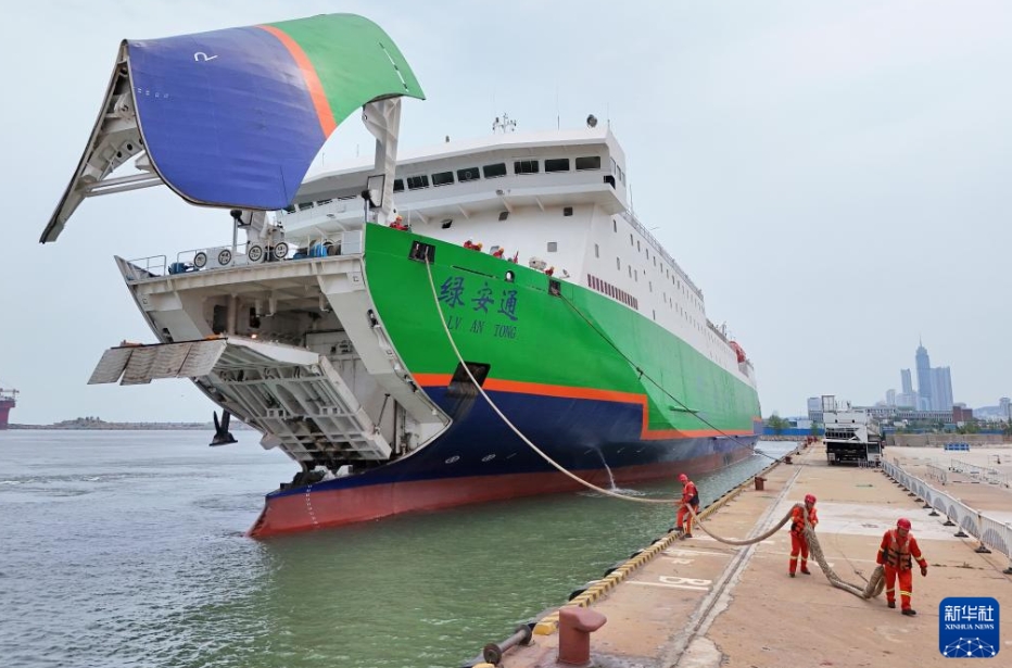 渤海海峡の新エネルギー車海上輸送ラインが開通　山東省煙台