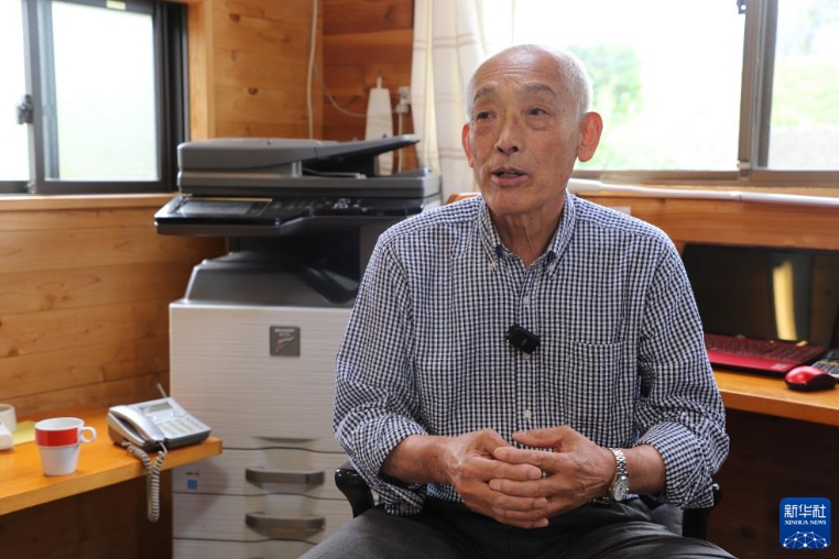 取材に答える長野県駒ヶ根市在住の竹上勝利さん（5月19日撮影・陳沢安）。
