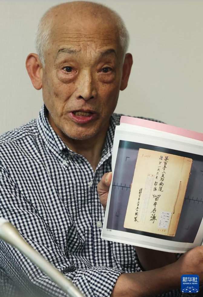 東京の国立公文書館で、中国侵略日本軍細菌戦部隊「登第1644部隊」の留守名簿が公開された後に行われた説明会で説明する竹上勝利さん（5月14日撮影・賈浩成）。