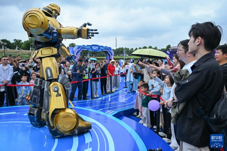 武漢市蔡甸区にある花博匯景勝地で、ロボットと交流する来場者（6月2日撮影・杜子璇）。