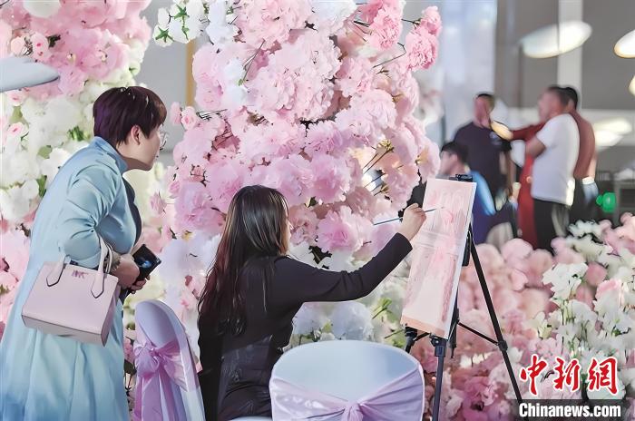 結婚式で新郎新婦のために絵を描く常婕さん（写真提供・取材対象者）。